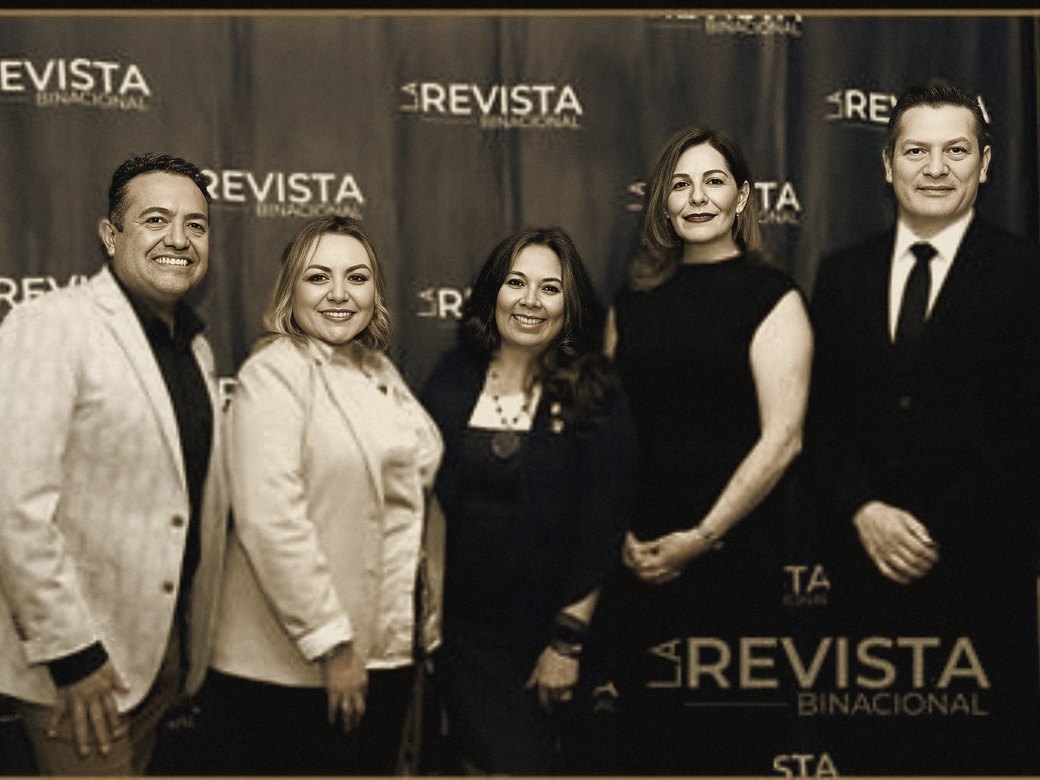 Equipo de Embajadores México en un muro de prensa de Revista Binacional